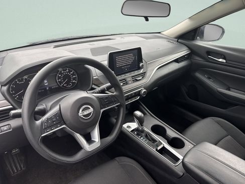 Used 2025 Nissan Altima 2.5 SV FWD image 8