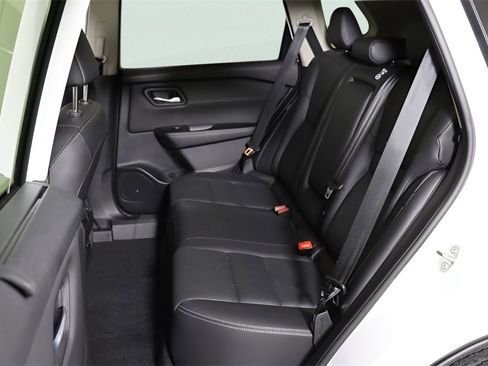 Used 2024 Nissan Rogue SL w/ SL Premium Package image 11