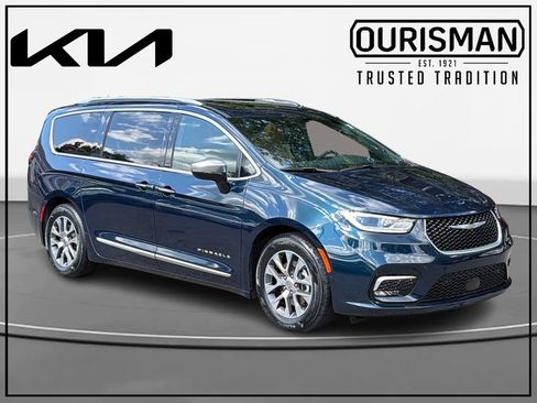 Used 2023 Chrysler Pacifica Pinnacle FWD image 1