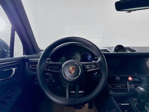 Certified 2025 Porsche Macan image 21