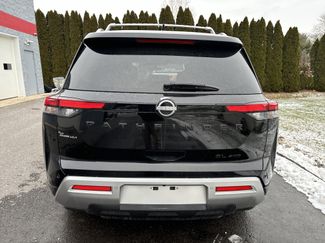 Used 2024 Nissan Pathfinder SL w/ Black Appearance Package video 4
