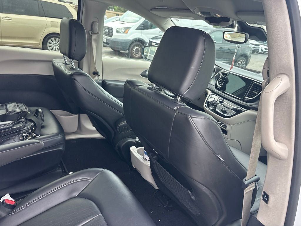 Used 2024 Chrysler Pacifica Limited FWD image 16