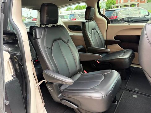 Used 2023 Chrysler Pacifica Touring-L FWD image 12