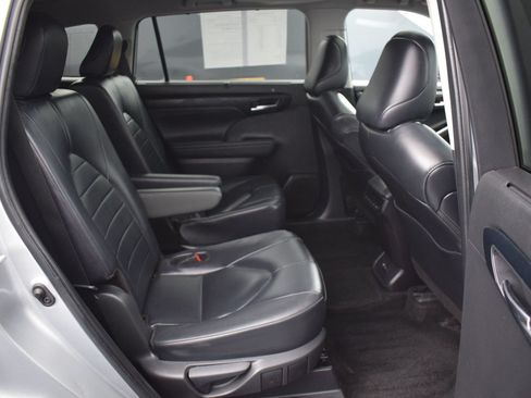 Used 2024 Toyota Highlander XLE AWD/4WD image 11