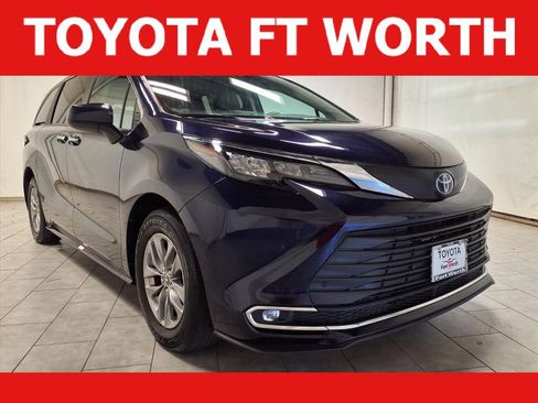 Used 2024 Toyota Sienna XLE image 1