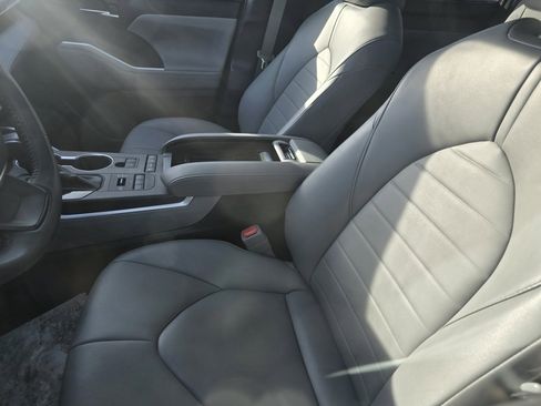 Used 2022 Toyota Highlander XLE image 19