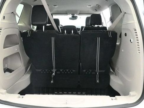Used 2023 Chrysler Pacifica Touring-L FWD image 11