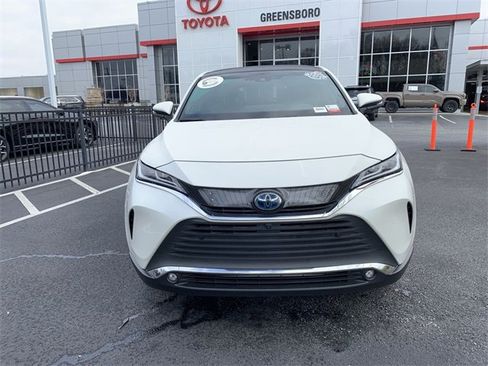 Used 2022 Toyota Venza Limited image 3