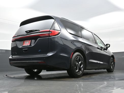 Used 2021 Chrysler Pacifica Touring w/ Uconnect Theater Family Group image 32