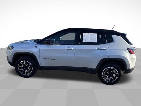 Used 2025 Jeep Compass Trailhawk AWD/4WD image 4
