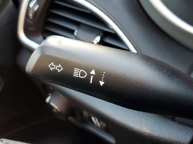 Used 2025 Chrysler Pacifica Select FWD image 13
