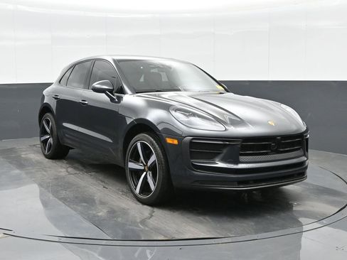 Used 2023 Porsche Macan image 11