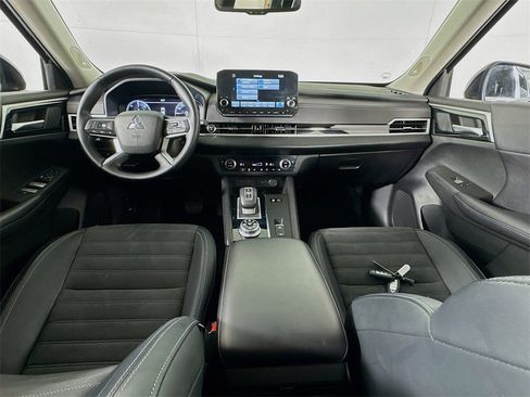 Used 2023 Mitsubishi Outlander SE image 27