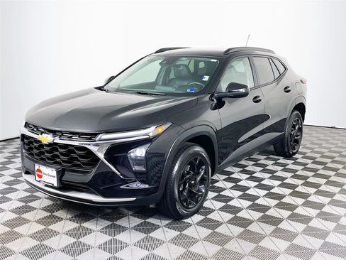 Used 2025 Chevrolet Trax LT w/ LT Convenience Package image 3