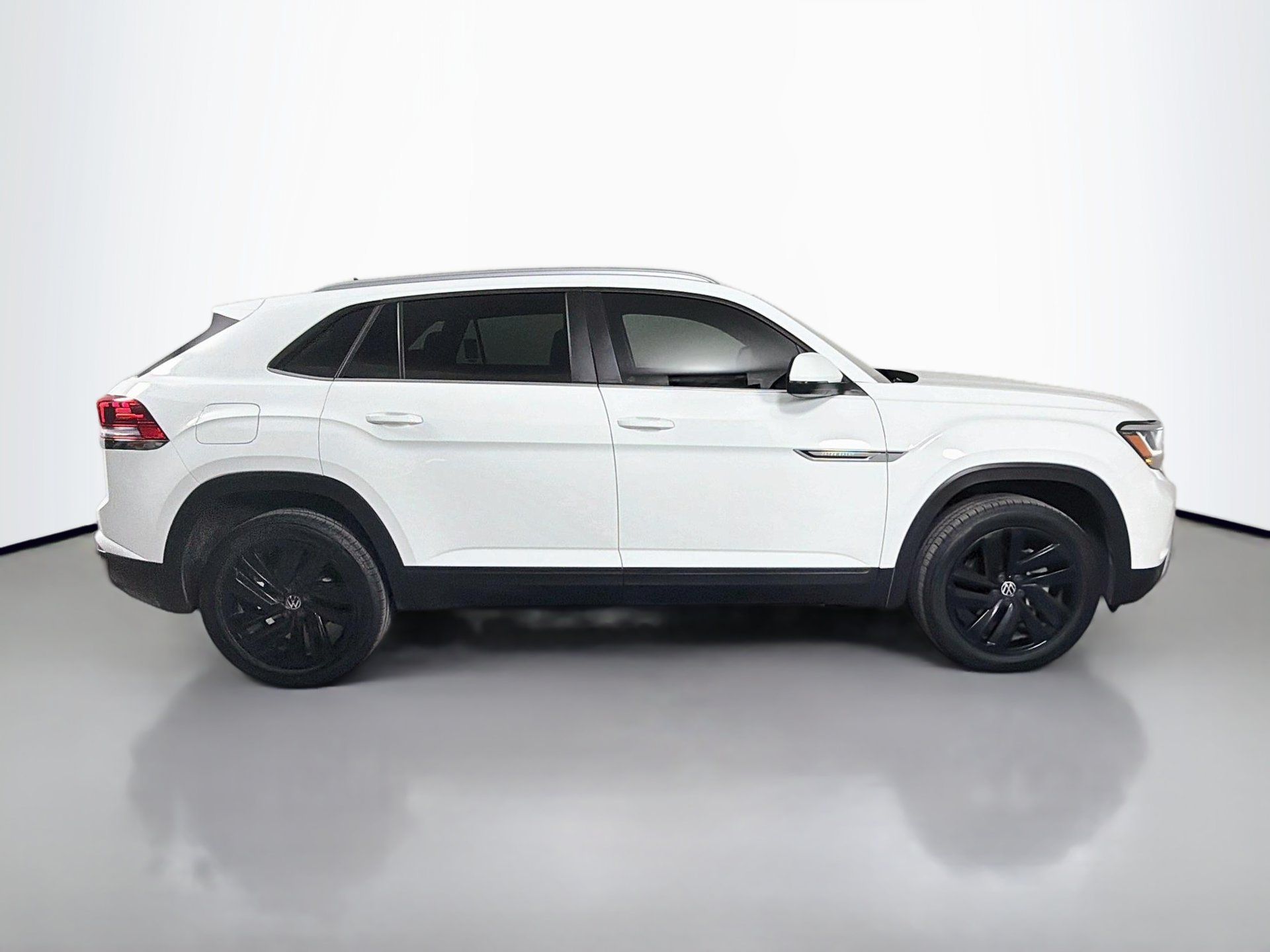 Used 2022 Volkswagen Atlas Cross Sport SE FWD image 4