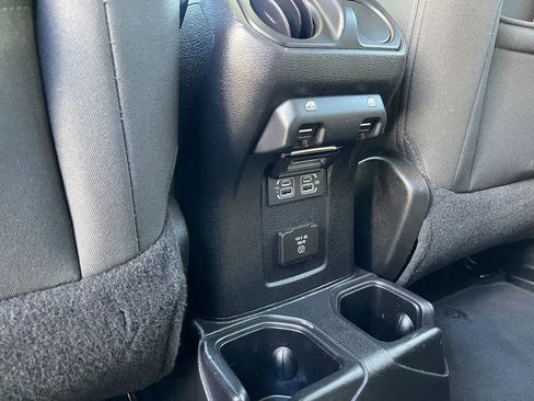 Used 2018 Jeep Wrangler Unlimited Sahara image 29