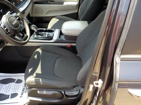 Used 2022 Kia Carnival LX FWD image 13