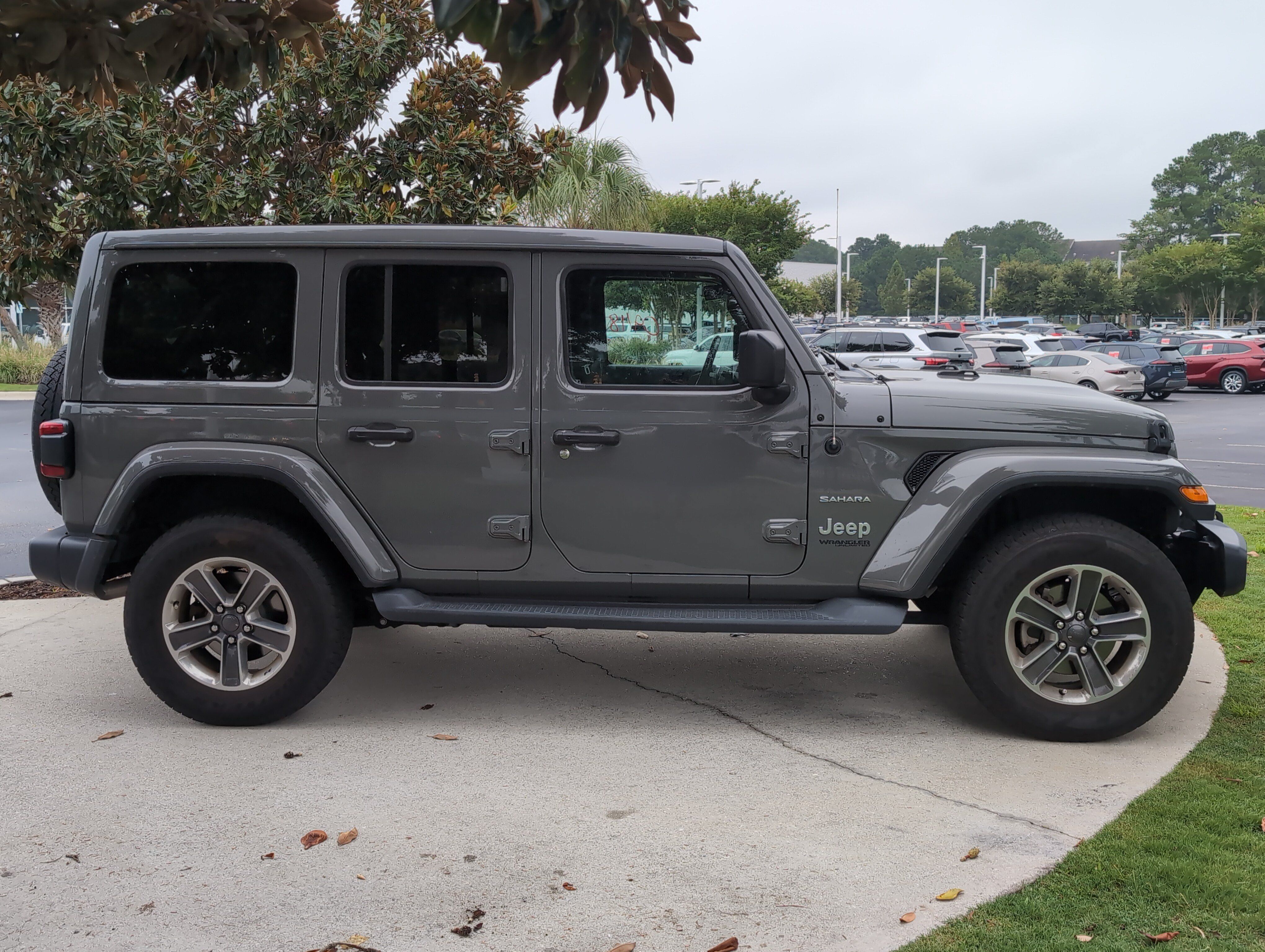 Used 2019 Jeep Wrangler Unlimited Sahara AWD/4WD image 11