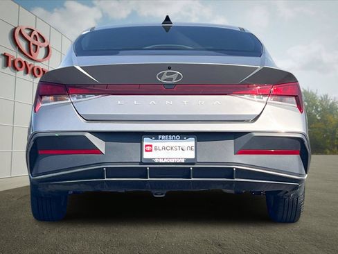 Used 2024 Hyundai Elantra SE FWD image 4