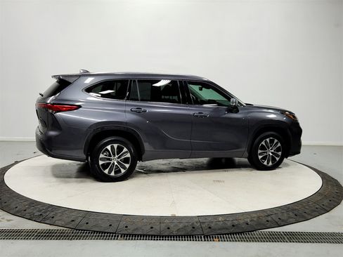 Used 2020 Toyota Highlander XLE image 8