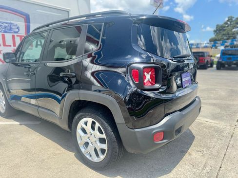 Used 2017 Jeep Renegade Latitude FWD image 38