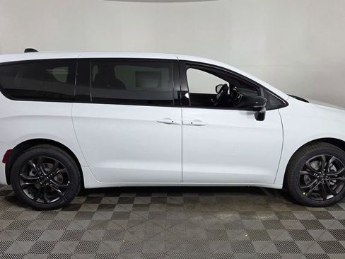 New 2026 Chrysler Pacifica Select image 8