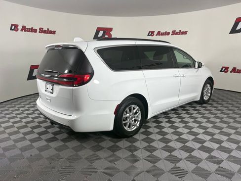 Used 2022 Chrysler Pacifica Touring-L FWD image 6