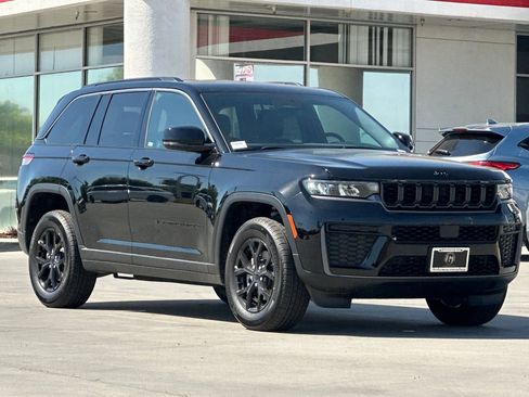 New 2026 Jeep Grand Cherokee Altitude image 9
