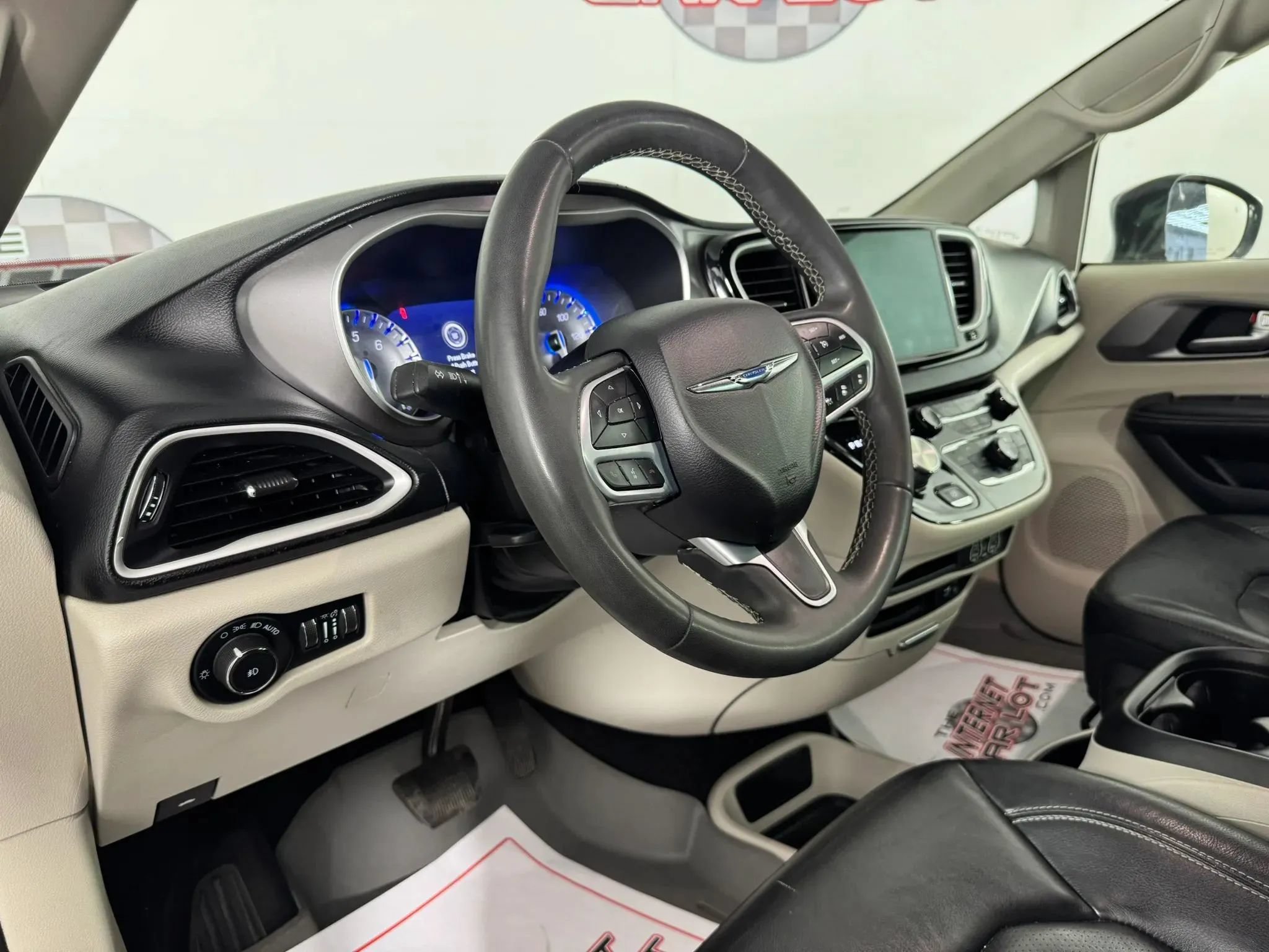 Used 2022 Chrysler Pacifica Touring-L FWD image 10