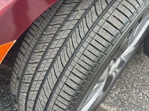 Used 2018 Chrysler Pacifica Limited w/ Tire & Wheel Group FWD image 11