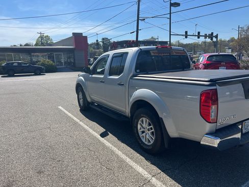 Used 2019 Nissan Frontier SV image 6