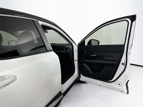 Used 2025 Nissan Kicks SV AWD/4WD image 29