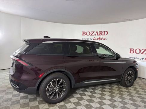 Used 2025 Lincoln Nautilus Premier AWD/4WD image 9