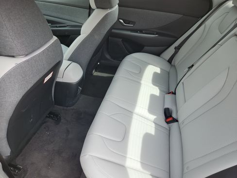 Used 2025 Hyundai Elantra Limited image 11