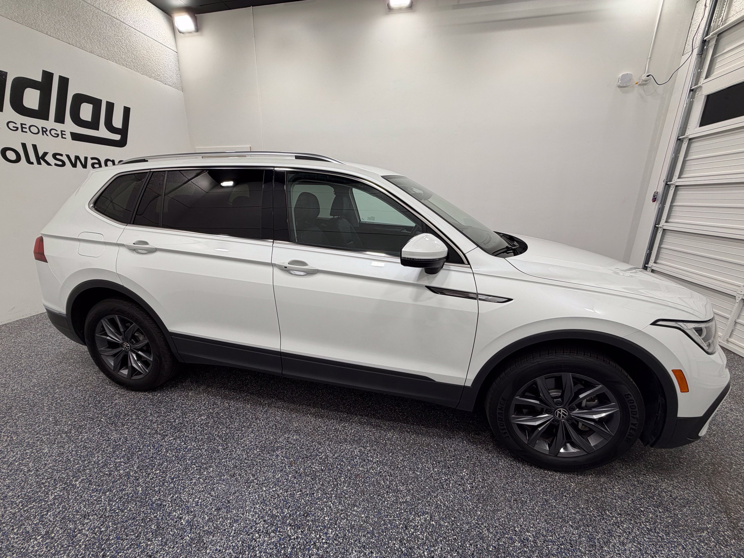 Used 2023 Volkswagen Tiguan SE FWD image 8