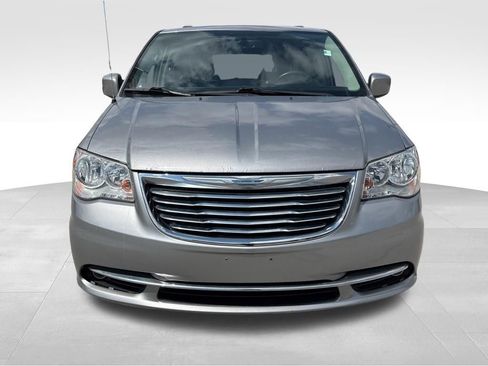 Used 2016 Chrysler Town & Country Touring FWD image 2