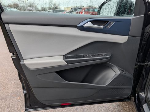 Used 2023 Volkswagen Taos SE image 33