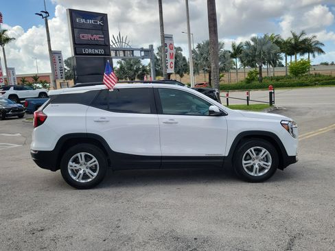 Used 2024 GMC Terrain SLE w/ Driver Convenience Package FWD image 5