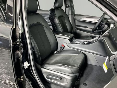 New 2025 Jeep Grand Cherokee L Altitude AWD/4WD image 11