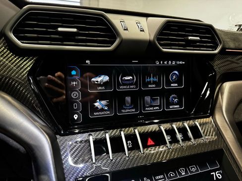 Used 2024 Lamborghini Urus Performante AWD/4WD image 45