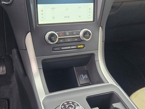 Used 2024 Ford Edge SE image 25