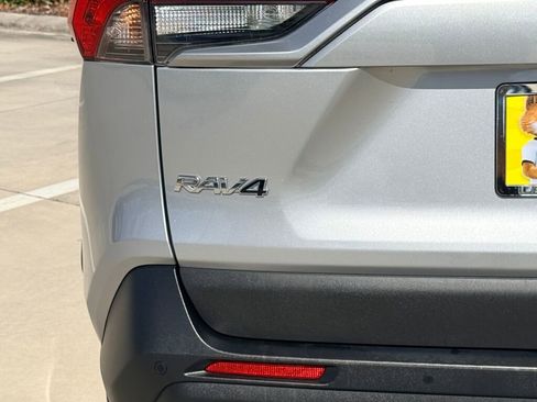 Used 2019 Toyota RAV4 XLE Premium image 11