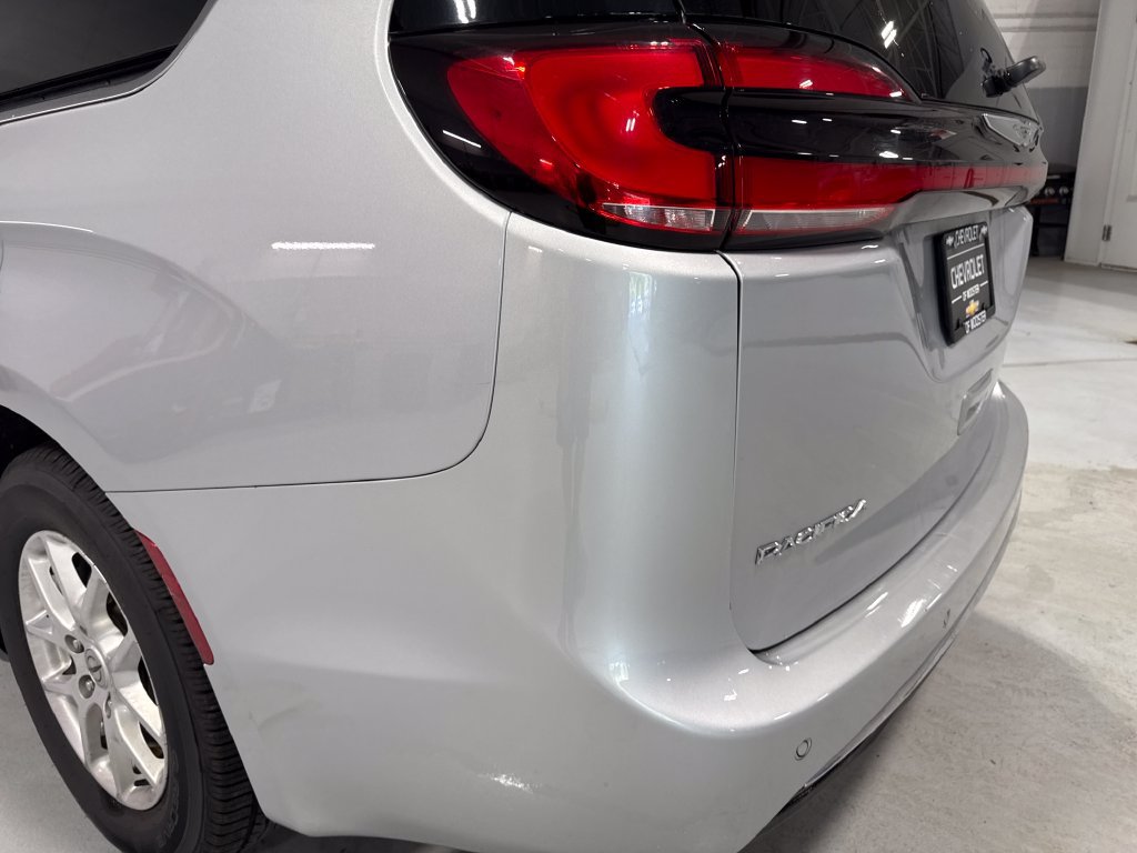 Used 2023 Chrysler Pacifica Touring-L FWD image 56