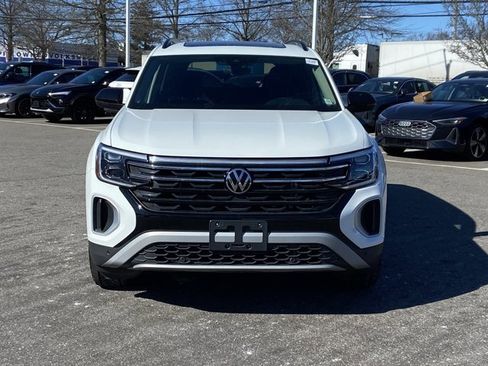 Used 2025 Volkswagen Atlas Peak Edition SE image 2