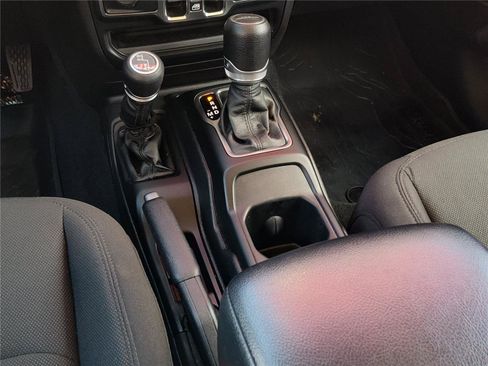 Used 2023 Jeep Gladiator Sport AWD/4WD image 18