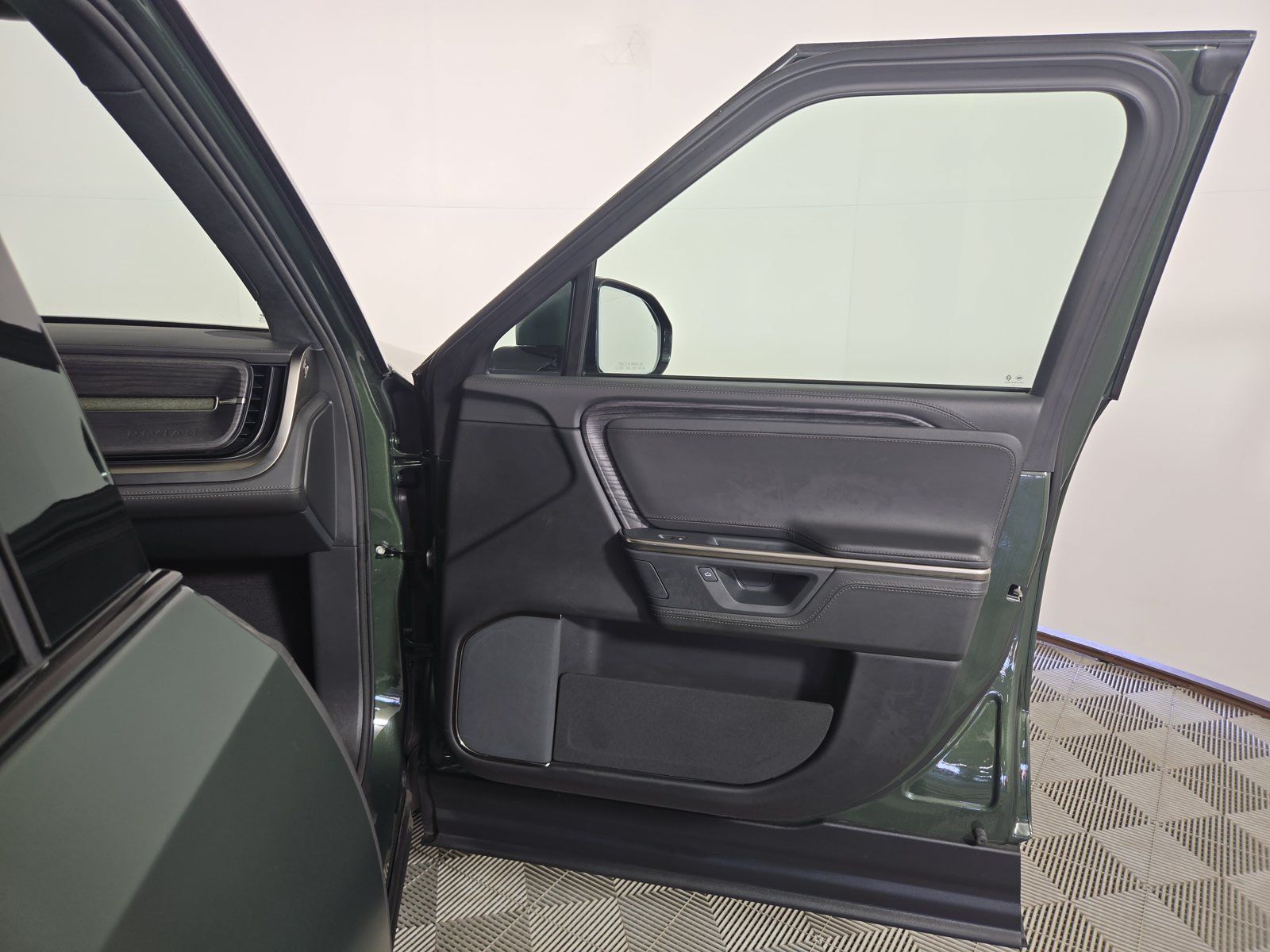 Used 2025 Rivian R1S Adventure Dual AWD/4WD image 18