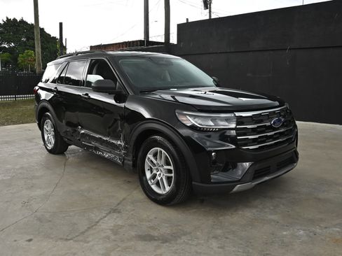 Used 2025 Ford Explorer Active w/ Active Comfort Package RWD image 2