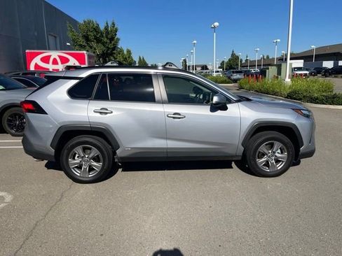 Used 2025 Toyota RAV4 XLE AWD/4WD image 4