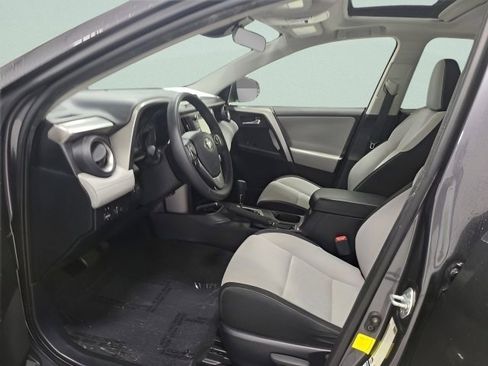 Used 2018 Toyota RAV4 XLE AWD/4WD image 19