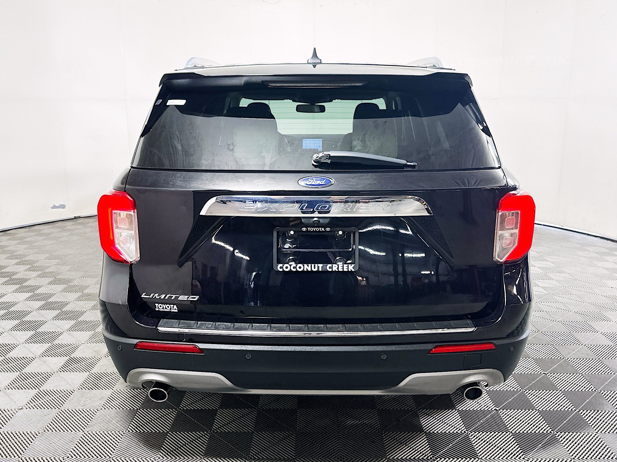 Used 2022 Ford Explorer Limited w/ Equipment Group 301A RWD image 4